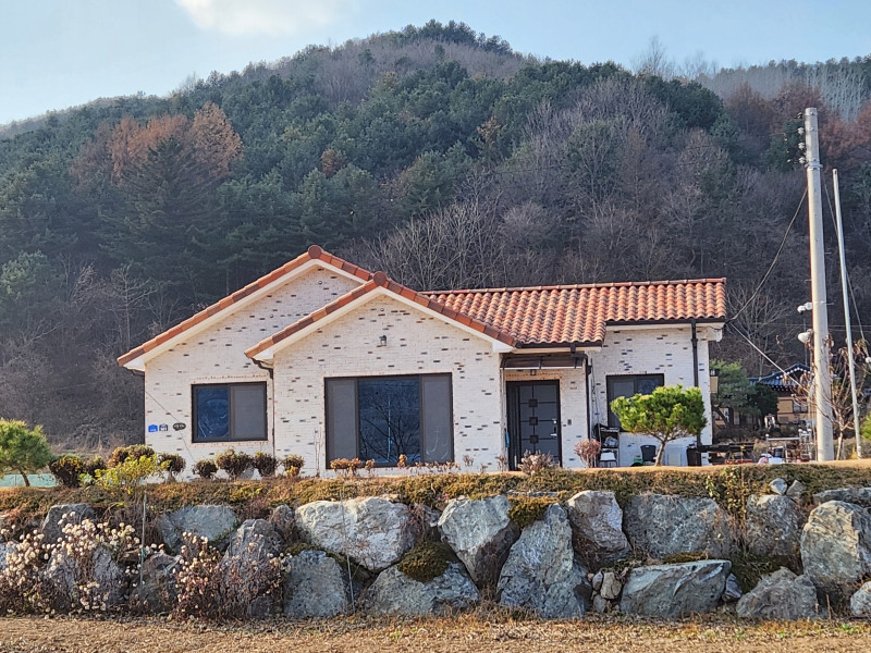 벽돌에 스패니쉬 기와, 밝고 산뜻한 느낌의 집