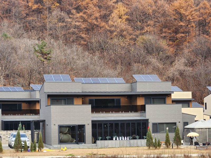 세라믹 사이딩, 징크, 거실 폴딩도어, 지붕은 태양광으로 열효율이 좋은 주택