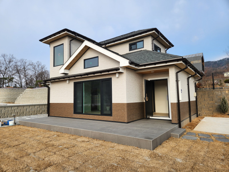 세라믹 사이딩, 싱글 지붕의 2층 목조주택, 탁트인 전망 (매매 3억 9천 5백)