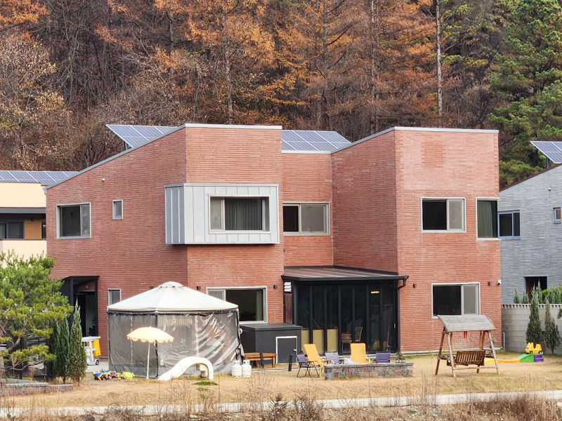 붉은 벽돌과 징크 지붕, 폴딩 도어 테라스에 지붕에는 태양광 설치까지.. 에너지 효율좋은 주택