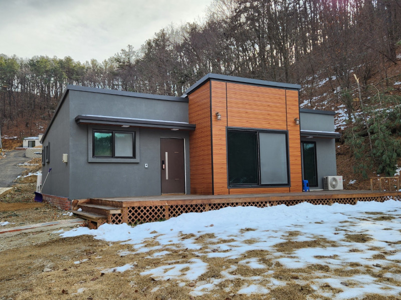 돌출 구조의 거실 베란다와 쉐드 (외경사) 지붕, 토지 220평+주택 35평, 매매 2억 7천만원