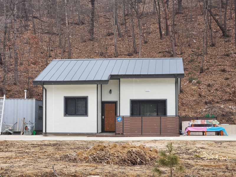 메탈 사이딩과 징크 지붕의 세컨하우스, 주말 별장, 소형 주택