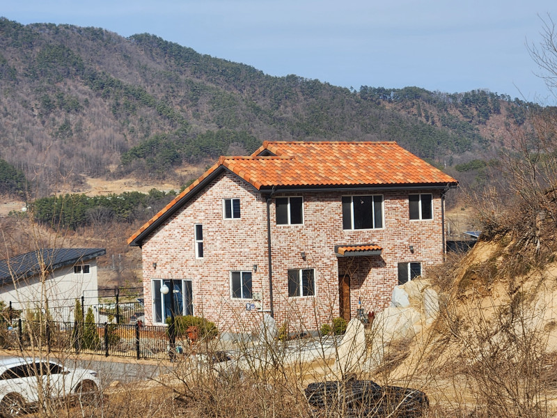 적벽돌과 아이보리색 벽돌에 스패니쉬 기와를 얹은 예쁜 집