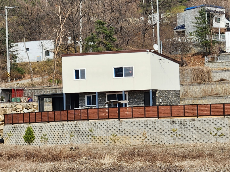 1층은 다크 그레이 벽돌, 2층은 페인트 도장으로 안정감과 밝은 이미지를 주는 2가지 느낌을 가진 집