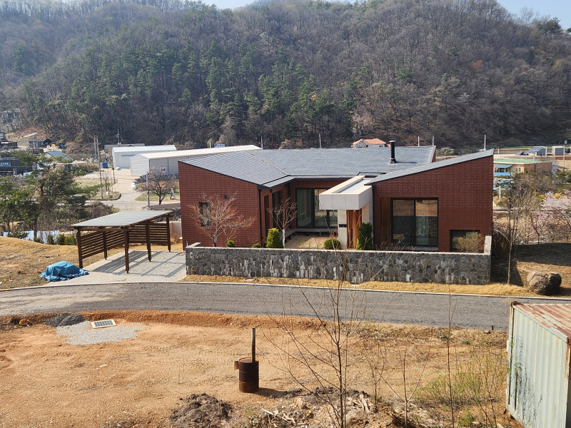 선과 사선이 간결한 단독 주택