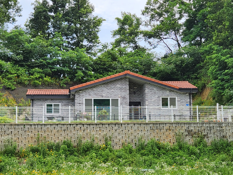 단층의 아담한 벽돌 집 (브라운+그레이 벽돌, 스패니쉬 기와 지붕)