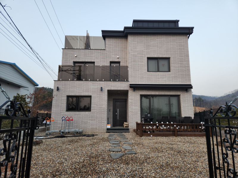 롱브릭 외장, 징크 지붕의 1, 2층은 유리 펜스로 마감한 2층 주택