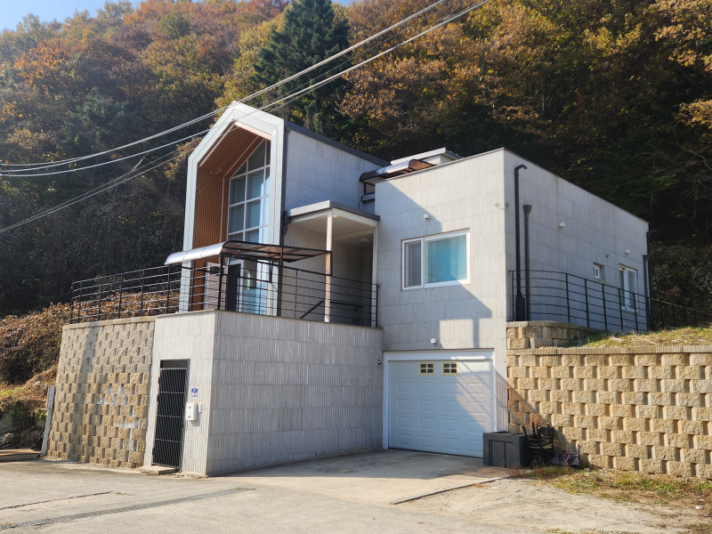 통창이 넓은 남동향의 전원주택