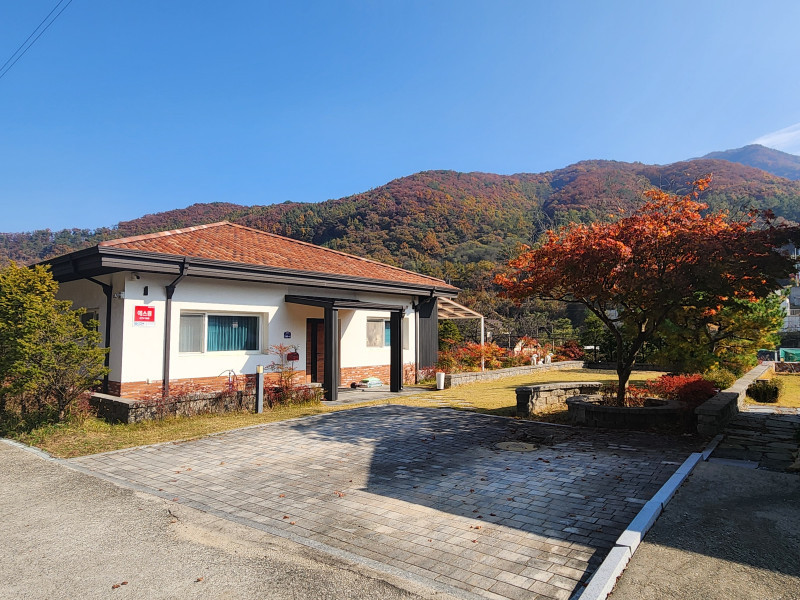 가을 단풍이 물드는 전원주택 풍경