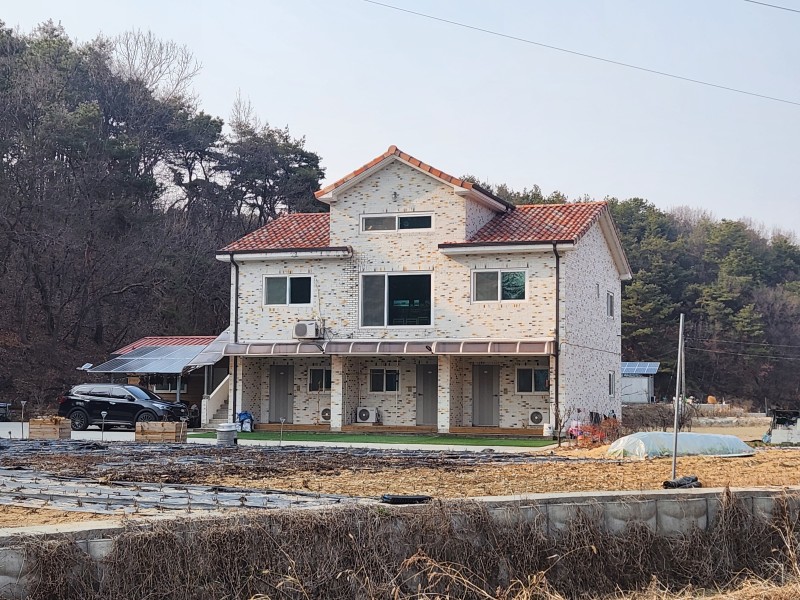 아이보리와 황토색 벽돌의 밝은 느낌의 전원주택