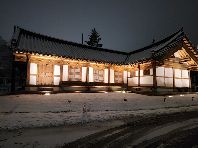 함박눈 내린 밤의 한옥